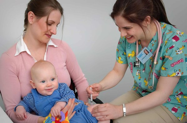 Comment se renseigner sur les effets secondaires et les interactions des médicaments pour son enfant?