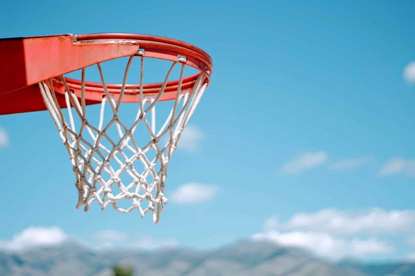 Comment choisir un panier de basket sur pied adapté à son enfant pour faire du sport en extérieur ?